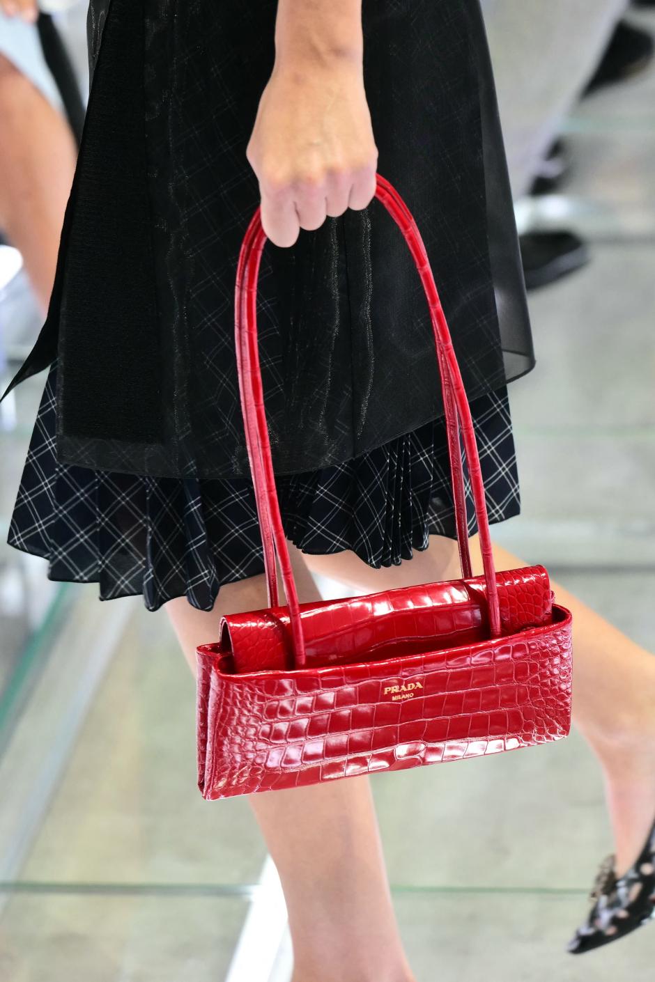 Una modelo con un bolso de Prada