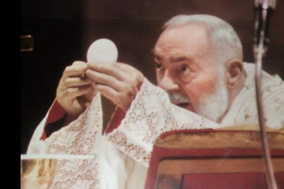 El Padre Pio celebrando la Santa Misa