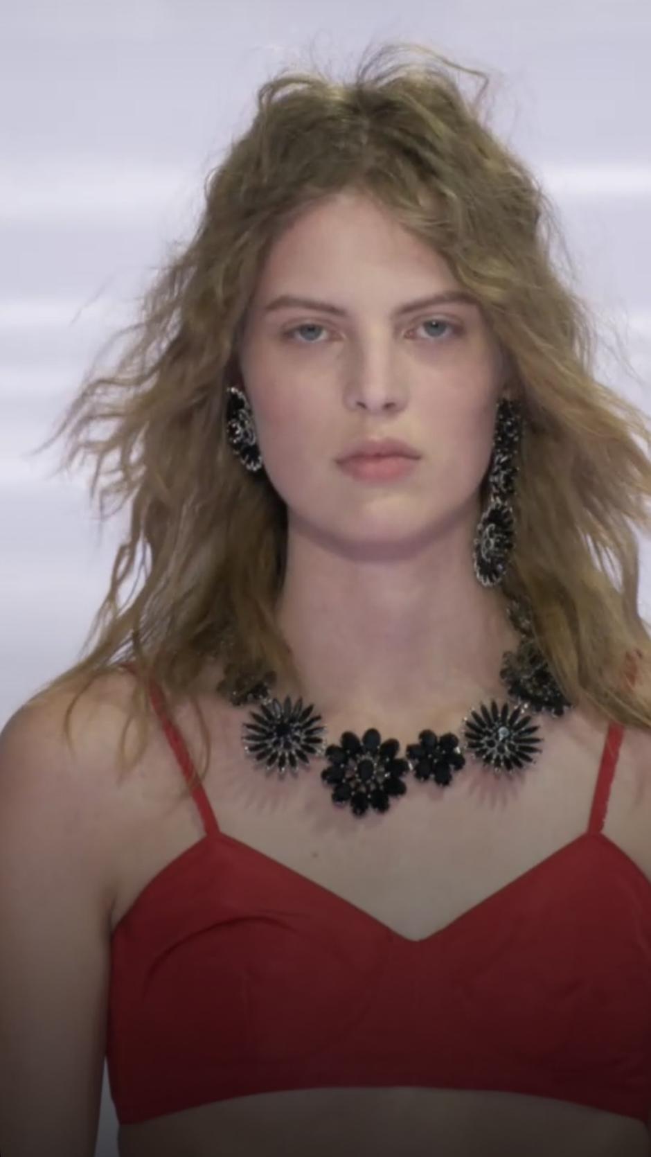 Modelo de Prada mal peinada