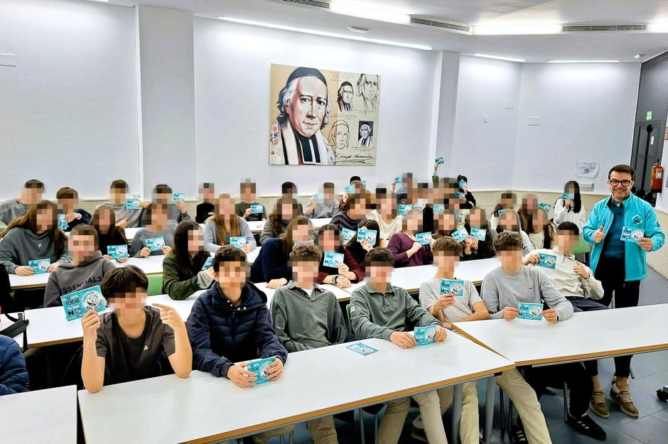 Otro colegio de Valencia, con un gran cartel de San José Chaminade al fondo, en donde se han impartido las charlas
