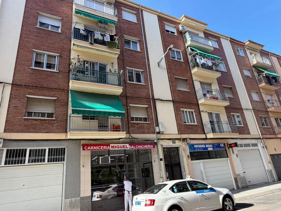 Portal de la calla Camelias, en Salamanca, en cuyo patio se colocó la piscina