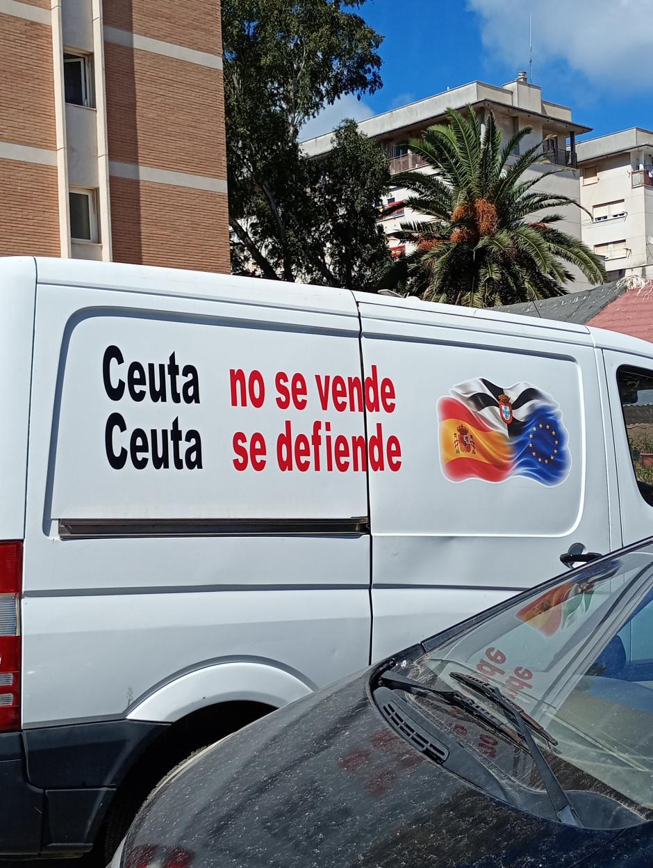Una furgoneta con el lema 'Ceuta no se vende, Ceuta se defiende'
