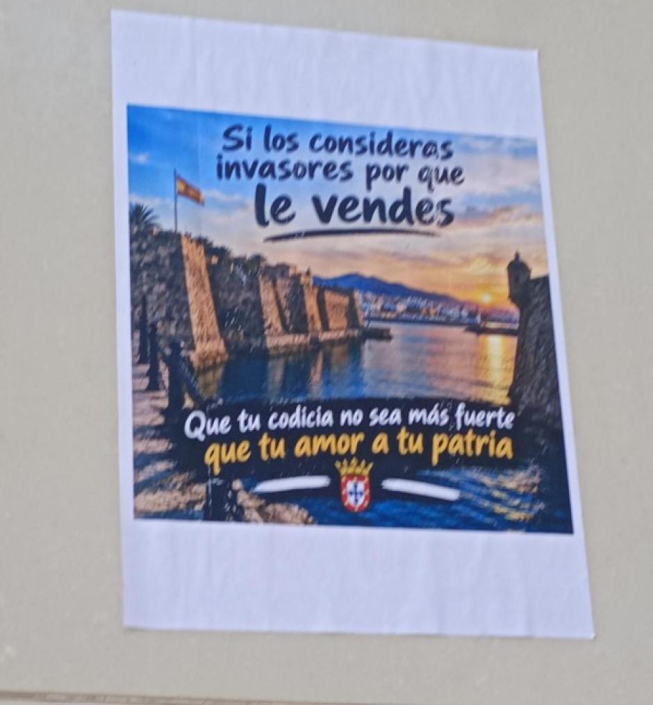 Un aviso pegado en la pared dirigido a los comerciantes de la ciudad autónoma