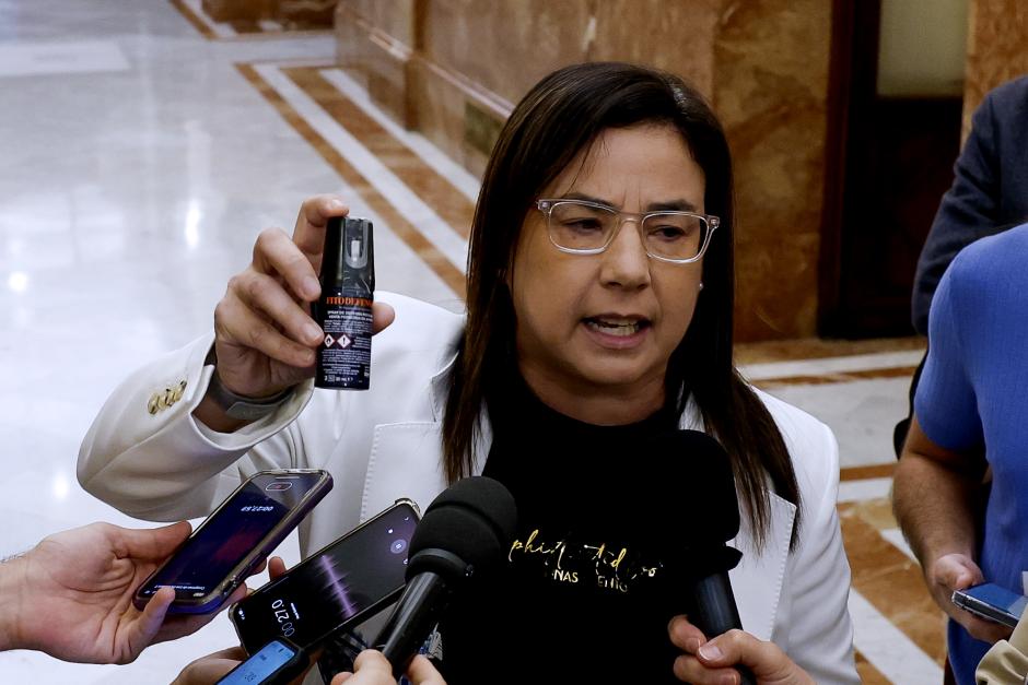 Ana Belén Vázquez muestra a los periodistas el bote de gas pimienta