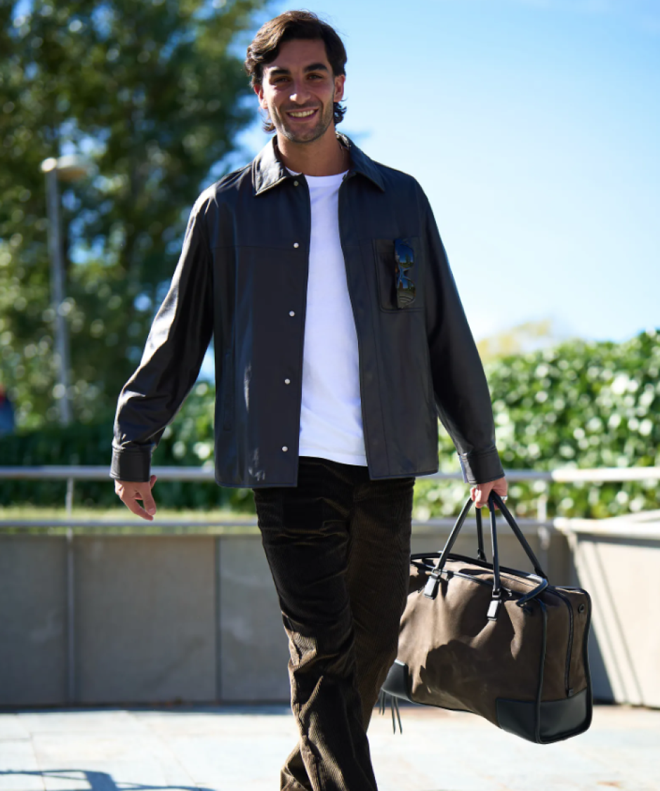 Ferran Torres con el bolso de Loewe