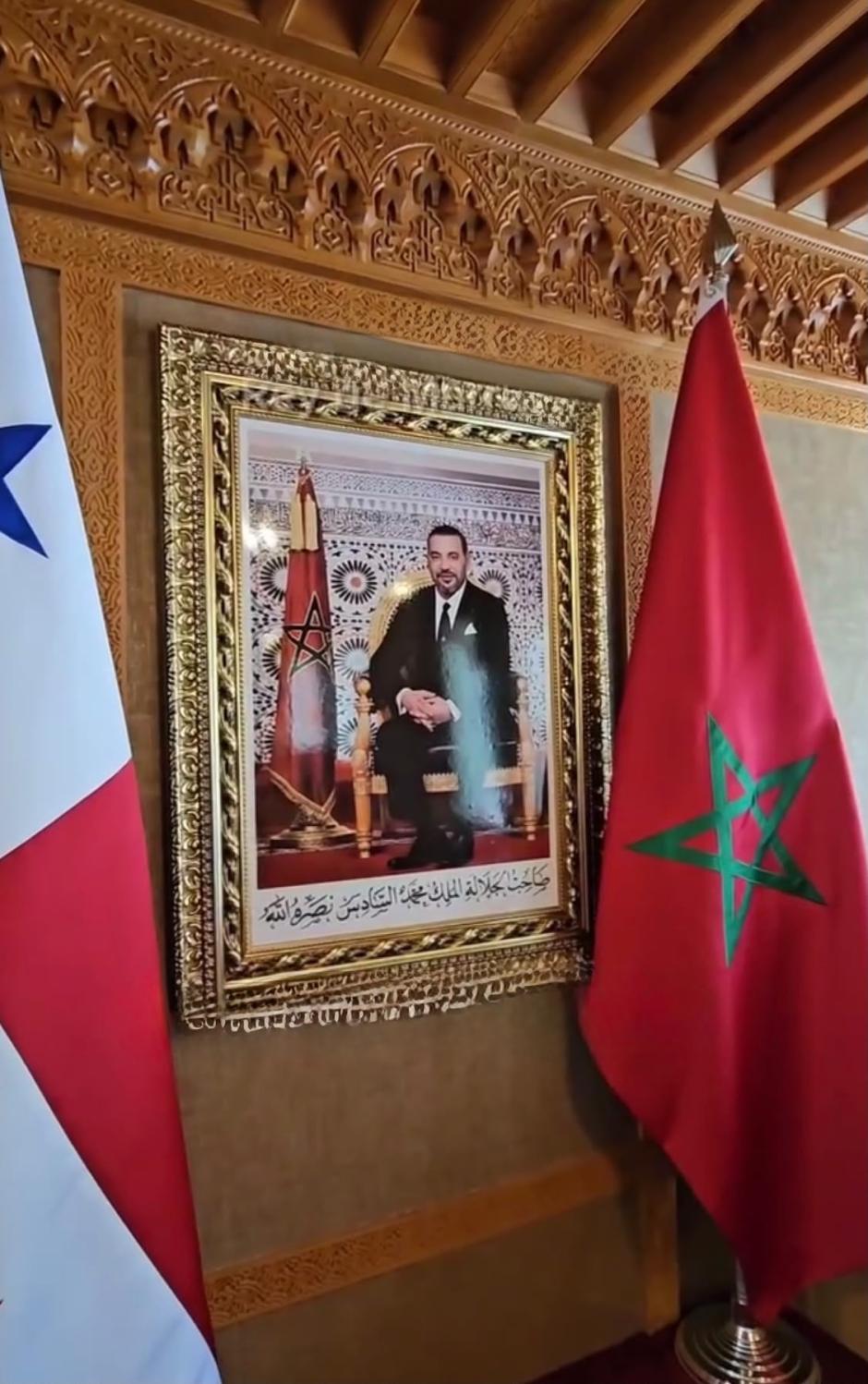 El retrato del Rey de Marruecos colgado de la pared de la biblitoeca