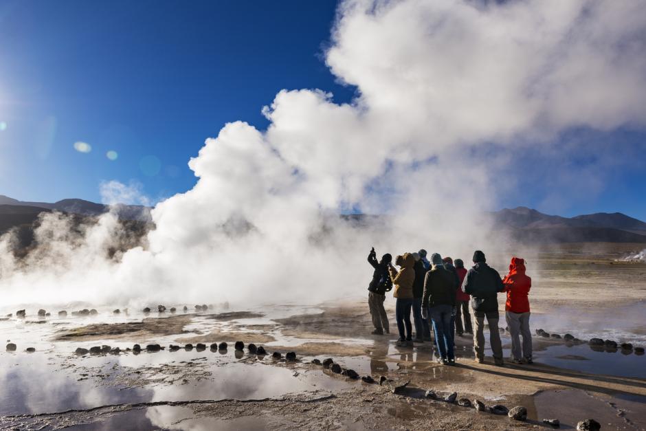 Turistas en el campo de géiseres El Tatio