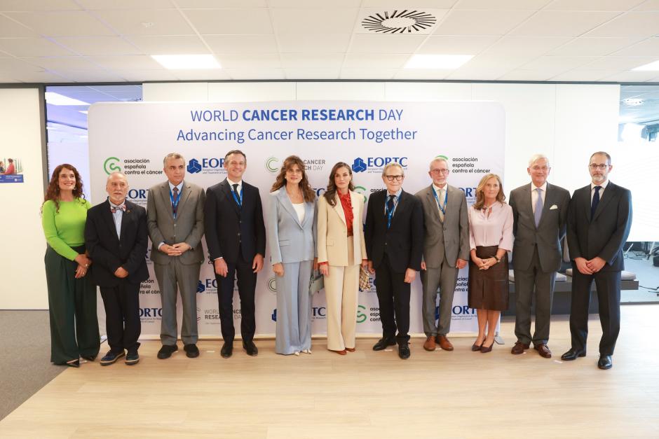 La Reina Letizia con los organizadores de la jornada