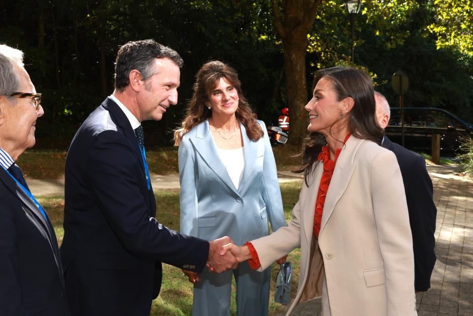 La Reina Letizia saluda al presidente de la Organización Europea para la Investigación y Tratamiento del Cáncer, Benjamin Besse