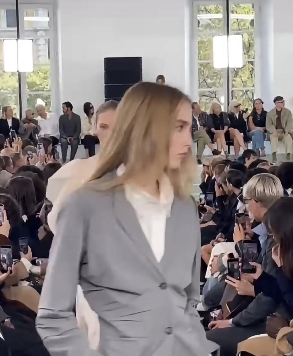 Una de las modelos del desfile de Jil Sander