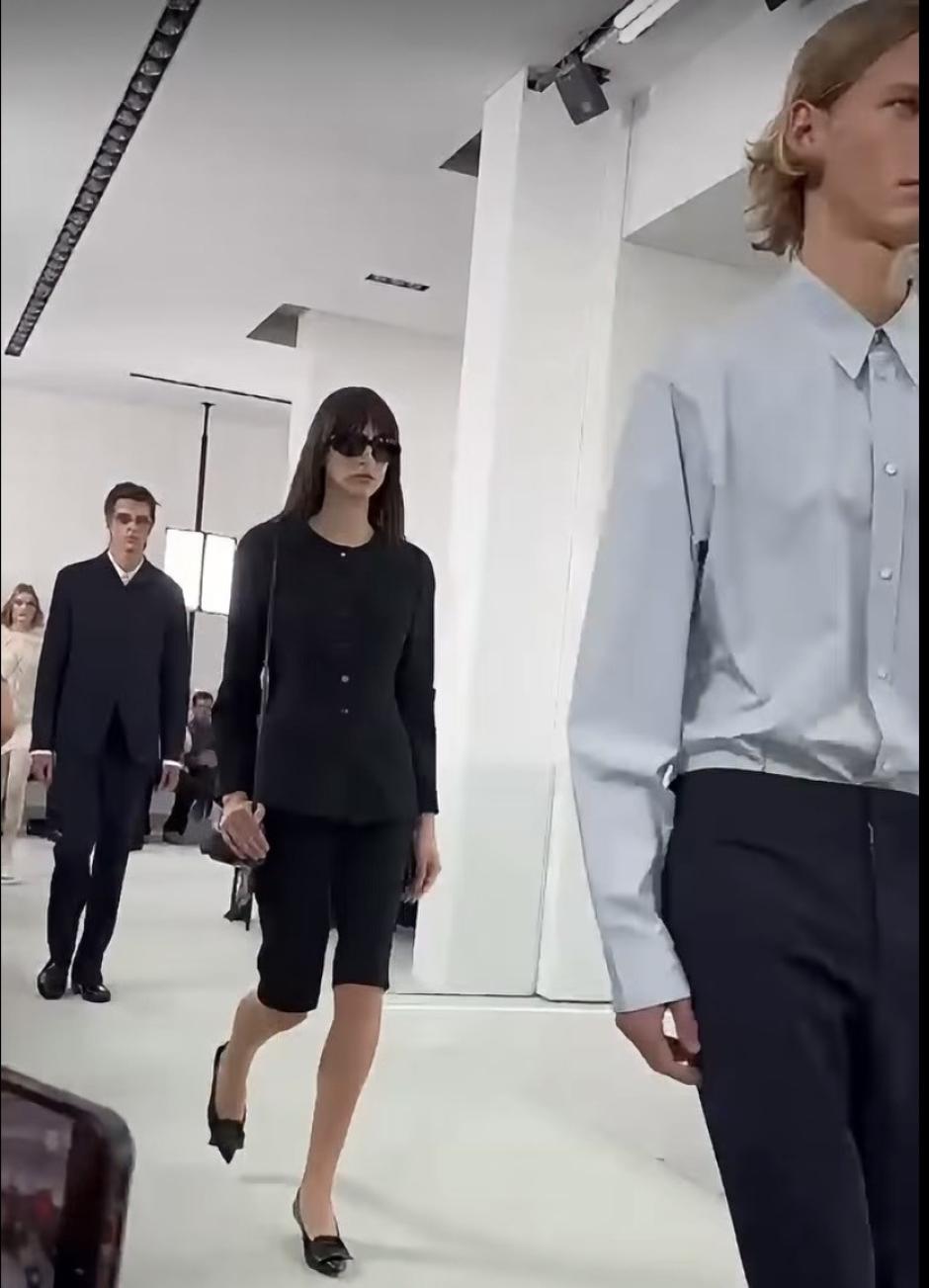 Una de las modelos del desfile de Jil Sander