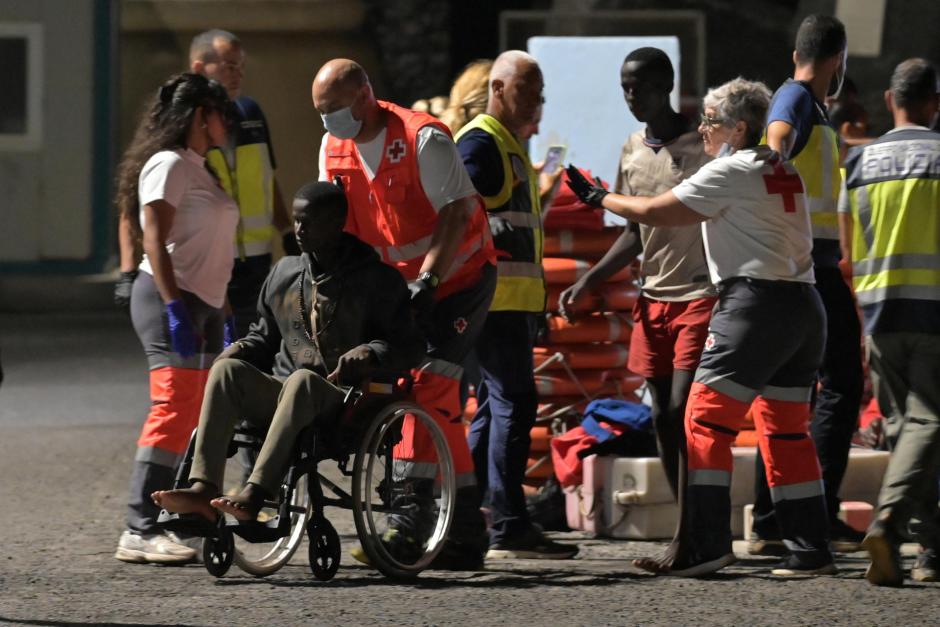 Desembarco de los 150 inmigrantes rescatados en aguas cercanas a El Hierro