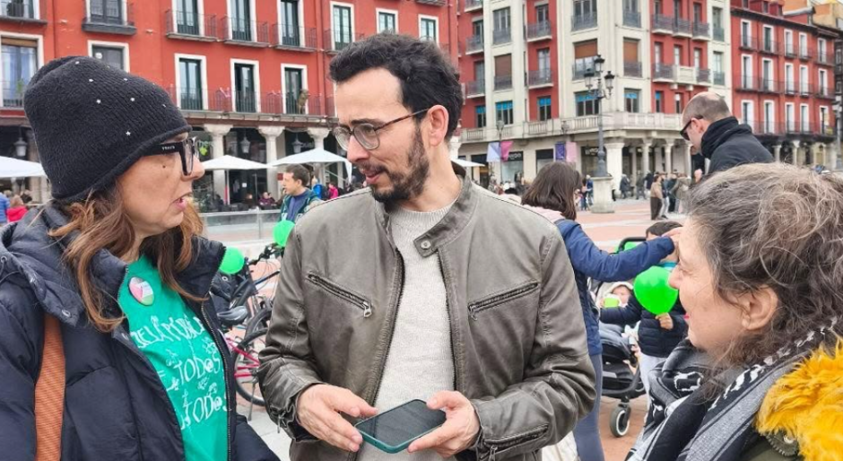 El último líder de Podemos en Castilla y León, Miguel Ángel Llamas, en la Plaza Mayor de Valladolid