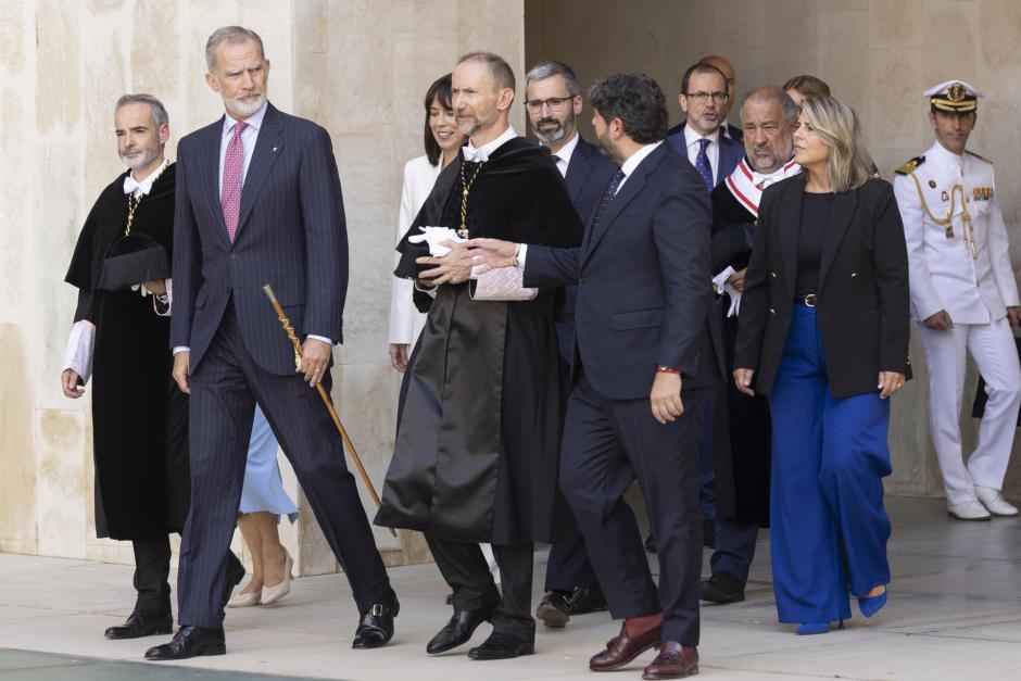 El Rey con la ministra Diana Morant, el presidente de Murcia, Fernando López Miras; el delegado del Gobierno en Murcia, Francisco Lucas; el rector de la Universidad de Murcia, Samuel Bauxali, y el rector de la Universidad Politécnica de Cartagena, Mathieu Kessler Neyer
