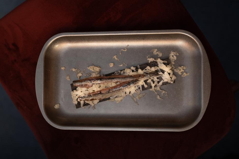 Anchoa con pan de carbón