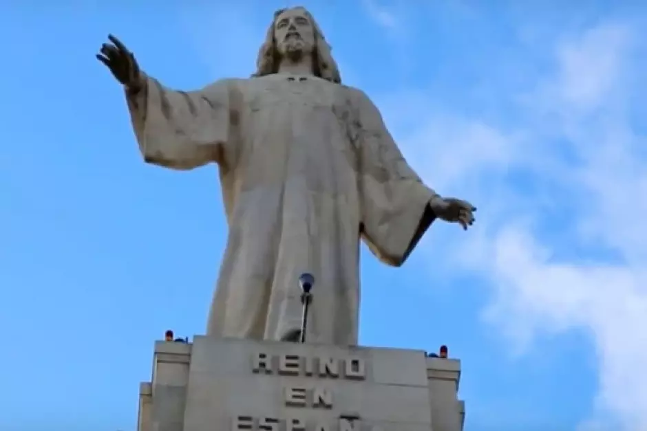 Escultura de Jesús con los brazos abiertos