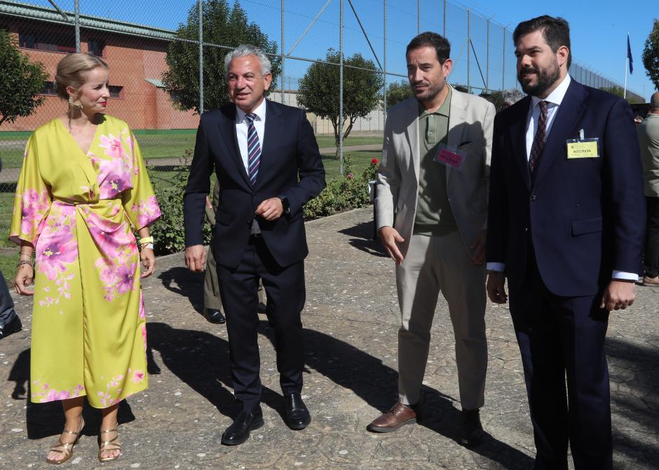Sen junto a la directoria de a cárcel de Palencia, Marta Touya, el alcalde de Dueñas, Miguel Ángel Blanco; y el subdelegado del Gobierno, Eduardo Santiago