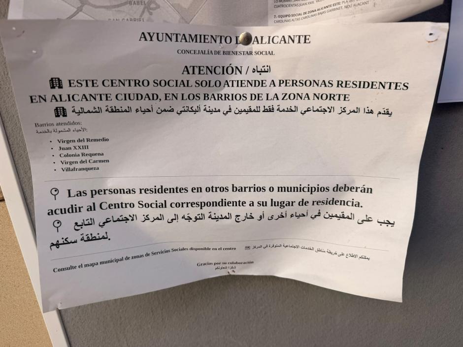Cartel del centro social Gastón Castelló redactado en español y árabe