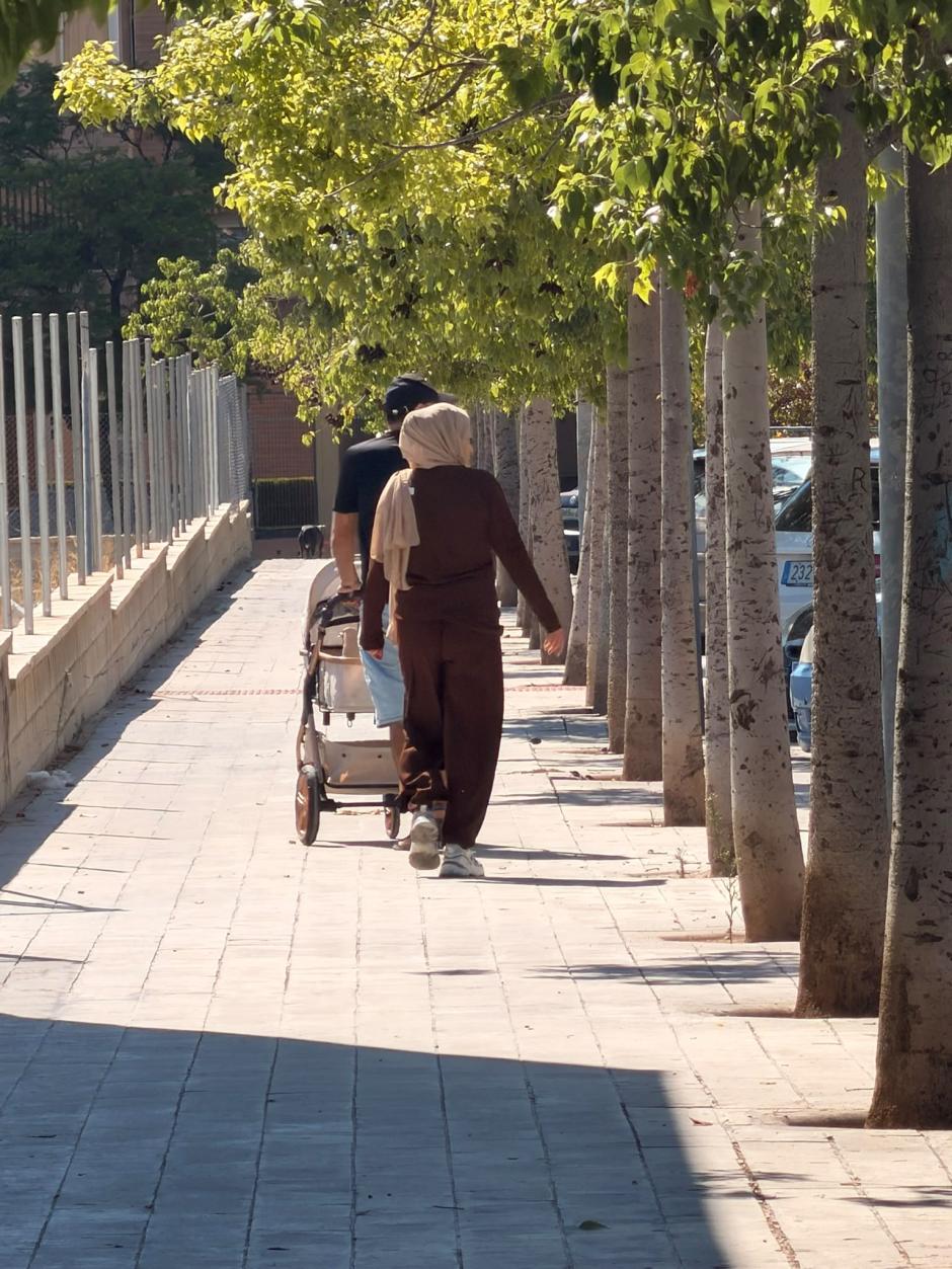 Pareja magrebí paseando en la zona norte de Alicante