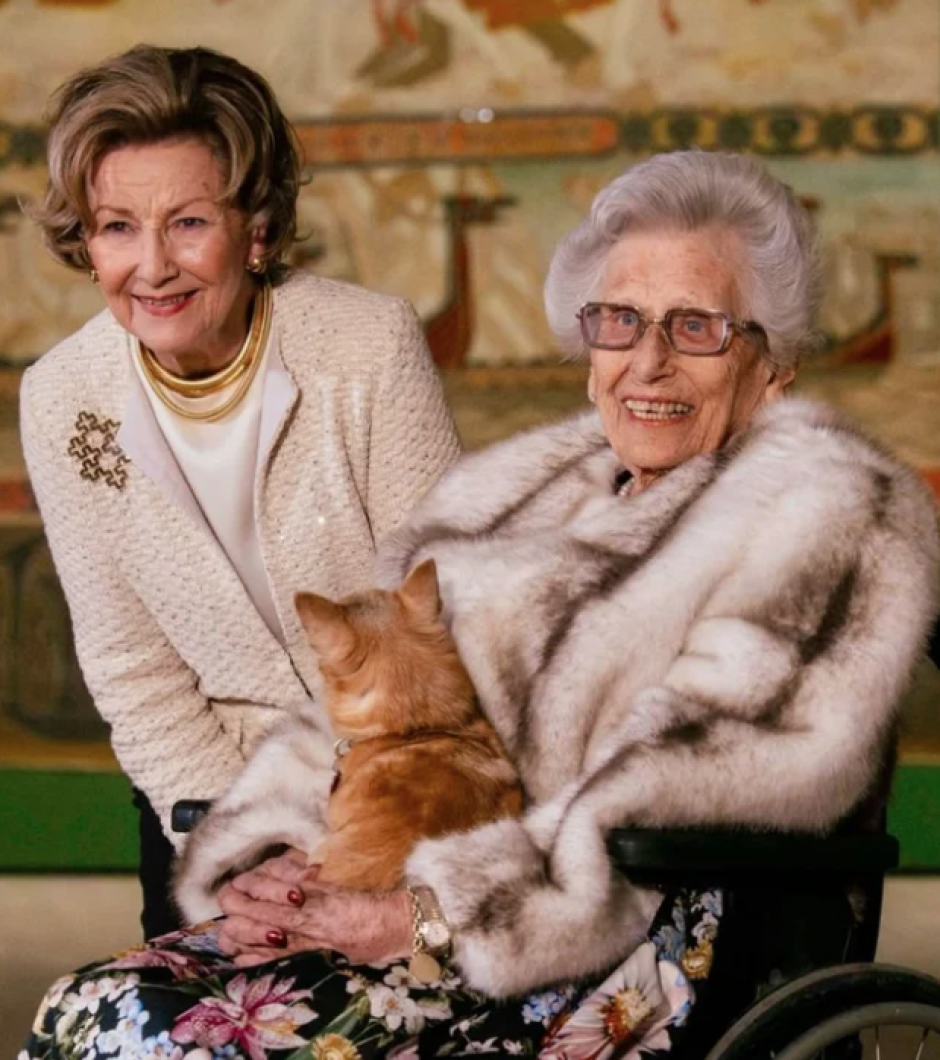 La Reina Sonia, la Princesa Astrid y la perrita Wilma