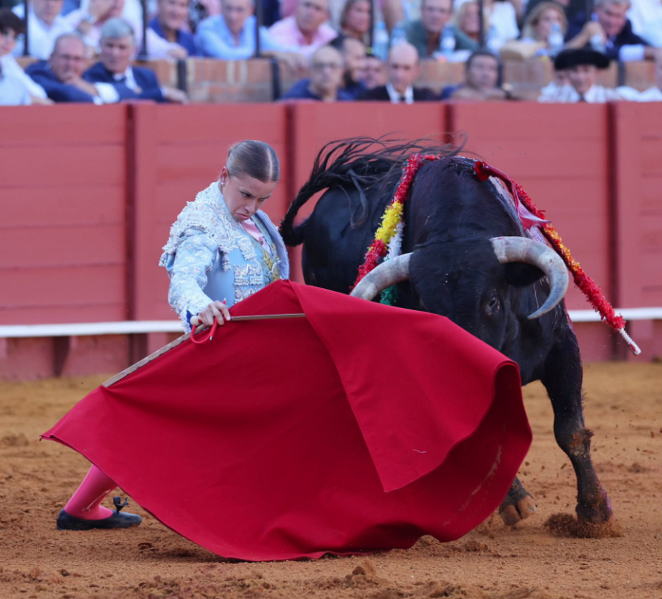 Olga Casado da un muletazo por bajo este jueves en Sevilla