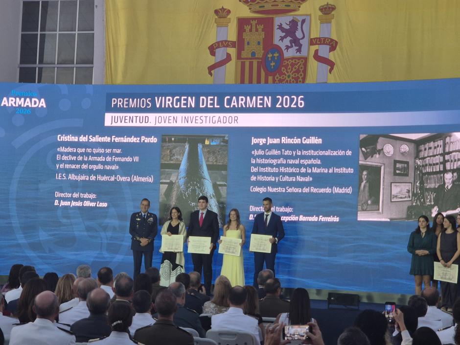 El Jefe de Estado Mayor del Ejército del Aire, Francisco Braco Carbó, entrega los premios Juventud en su modalidad Joven investigador