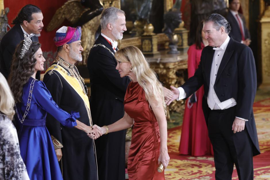 Esther Alcocer y Pablo Santos saludan a los Reyes en la recepción ofrecida en honor al Sultán de Omán
