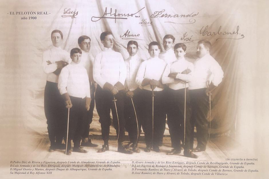 El Pelotón Real en 1900. A la desecha de 

sM el Rey, Álvaro Armada, autor del articulo.