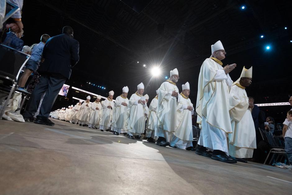 Decenas de sacerdotes concelebraron en la ceremonia de beatificación
