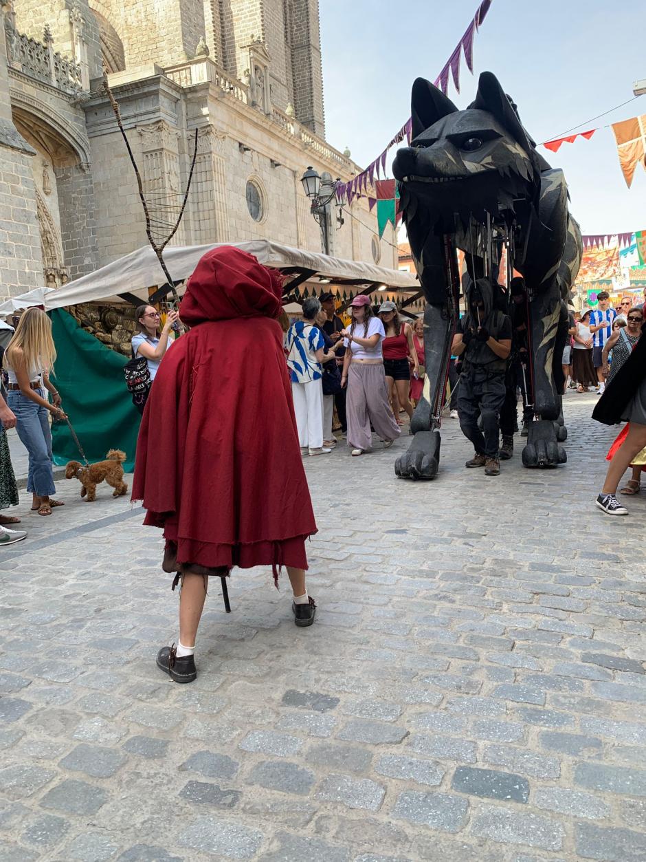 Marioneta gigante del lobo feroz con 'Caperucita Roja'