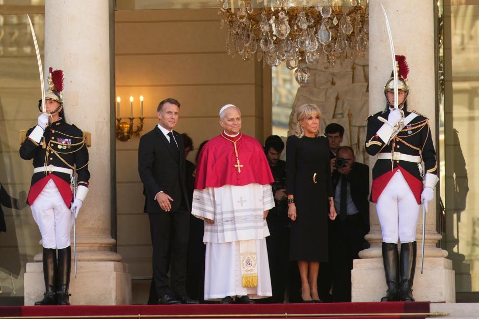 Emmanuel Macron y su esposa, Brigitte Macron, acompañan a León XIV