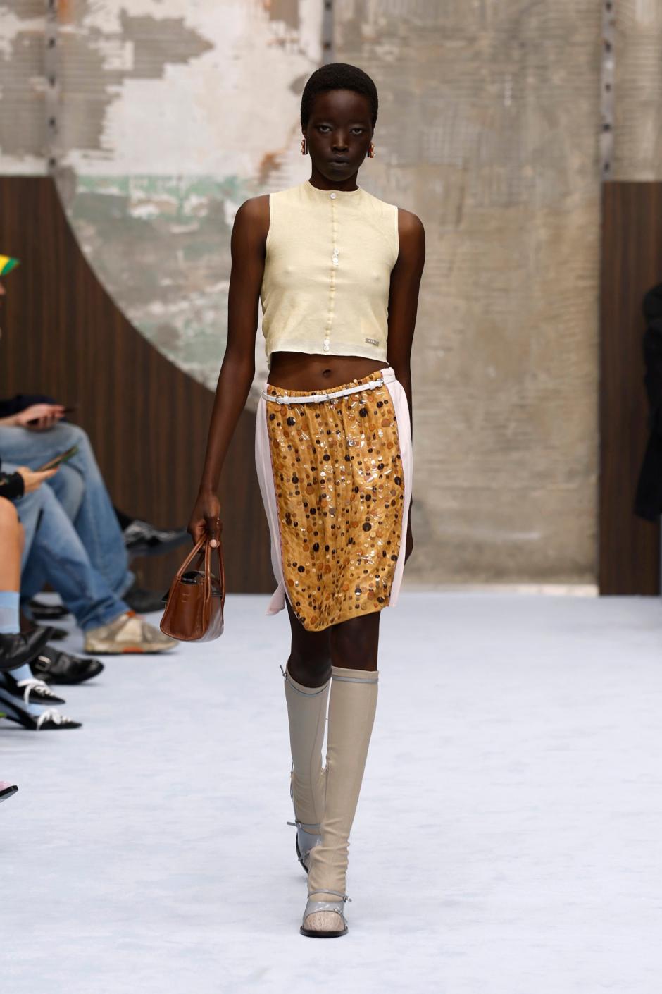 Una de las modelos de Marni en la semana de la moda de Milán
