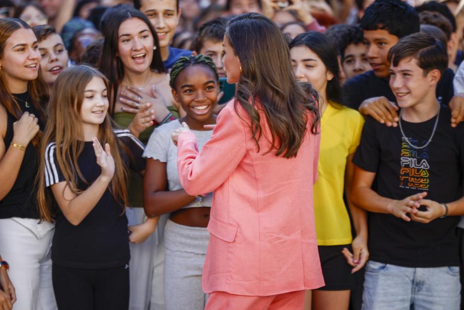 La Reina saluda a un grupo de alumnos en el Instituto Ribera del Tajo de Talavera de la Reina