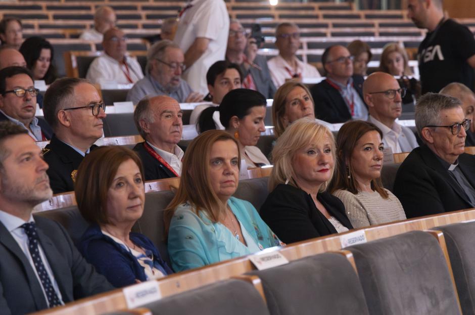 Parte de público y autoridades en la inauguración del Encuentro de Cofradías