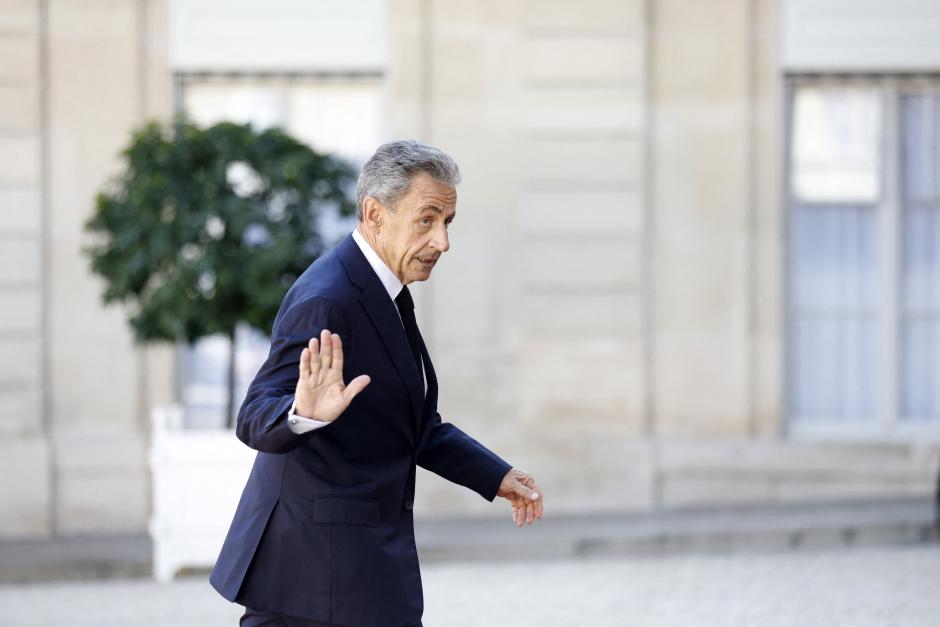 El expresidente francés Nicolas Sarkozy llega para asistir a la ceremonia oficial con el Papa y el presidente de Francia en el Palacio Presidencial del Elíseo