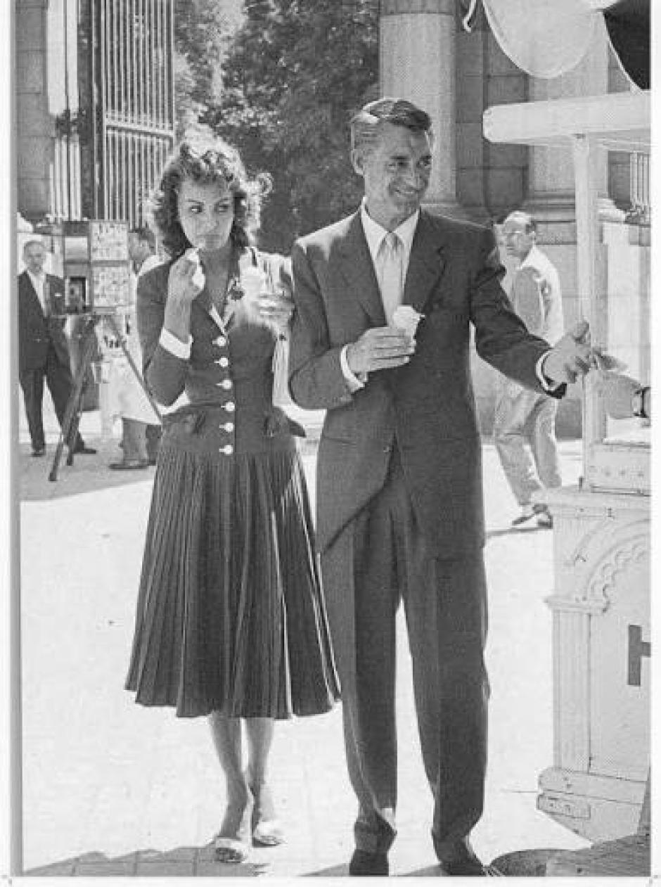 Sofía Loren y Cary Grant, tomando un helado en las puertas de El Retiro