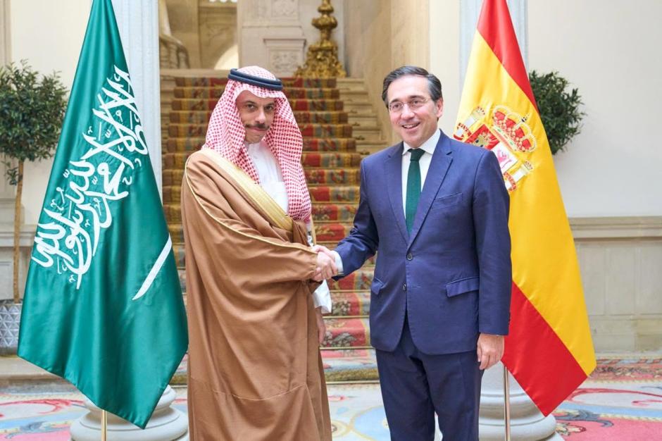 El ministro Albares y su homólogo saudí, tras la firma del acuerdo en mayo