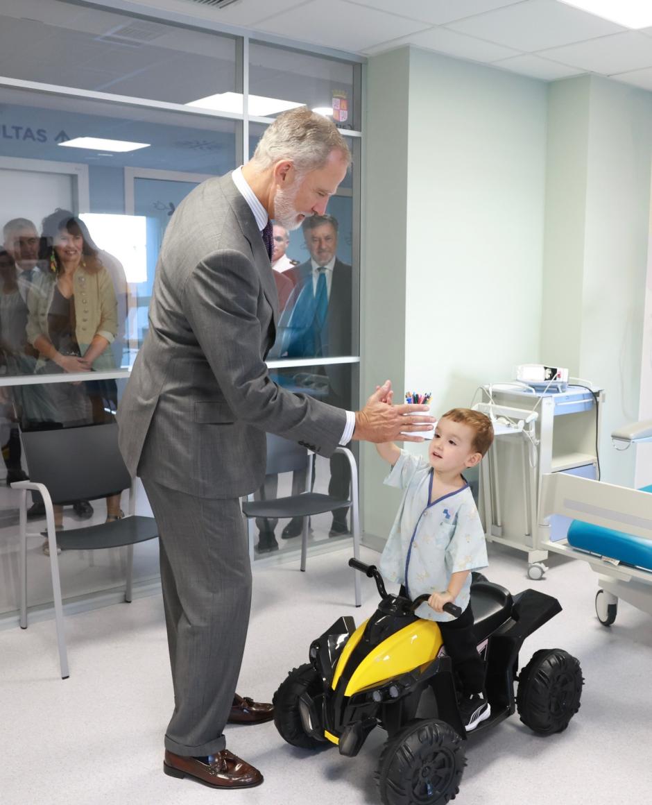 El Rey choca la mano con un niño ingresado en el Hospital Santa Bárbara de Soria