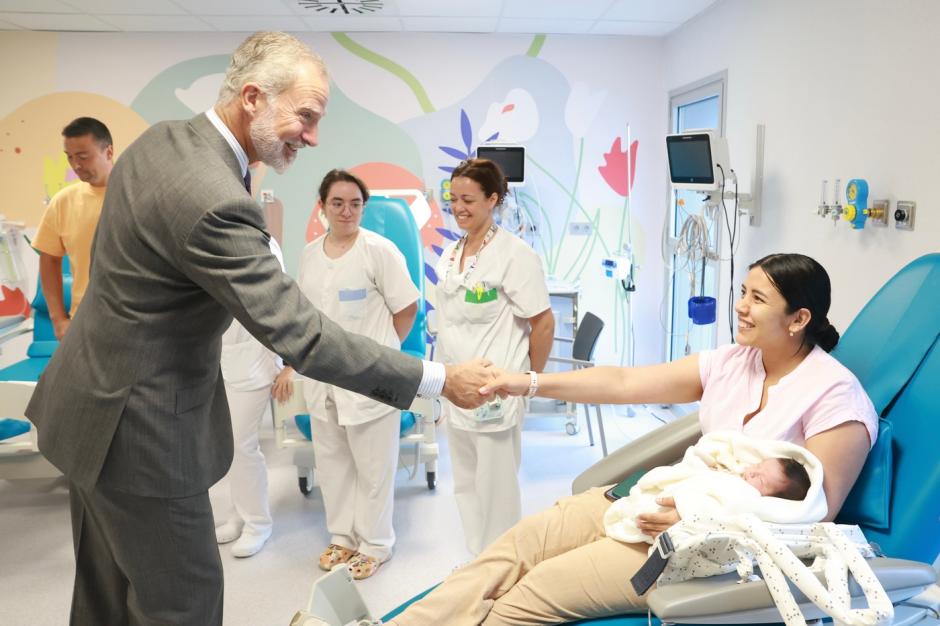 Don Felipe saluda a una madre con su bebé en brazos