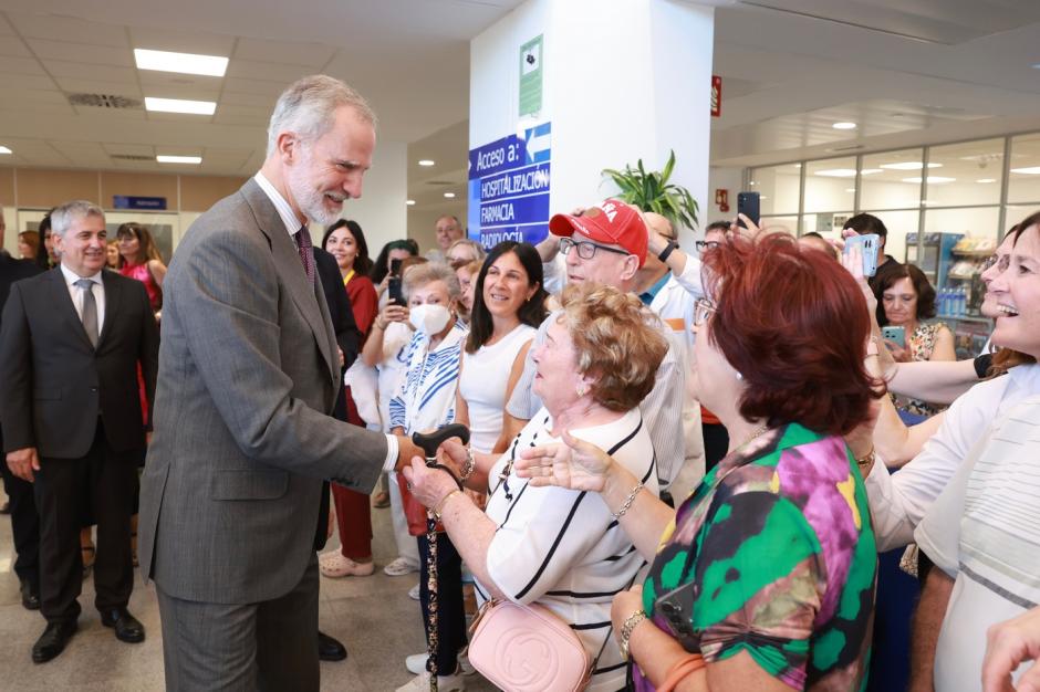Unas señoras saludan al Rey en el interior del Hospital Santa Bárbara
