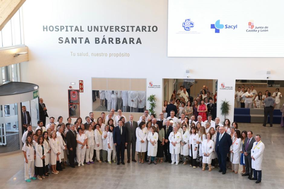 Foto de familia del Rey con los sanitarios del Hospital Santa Bárbara de Soria