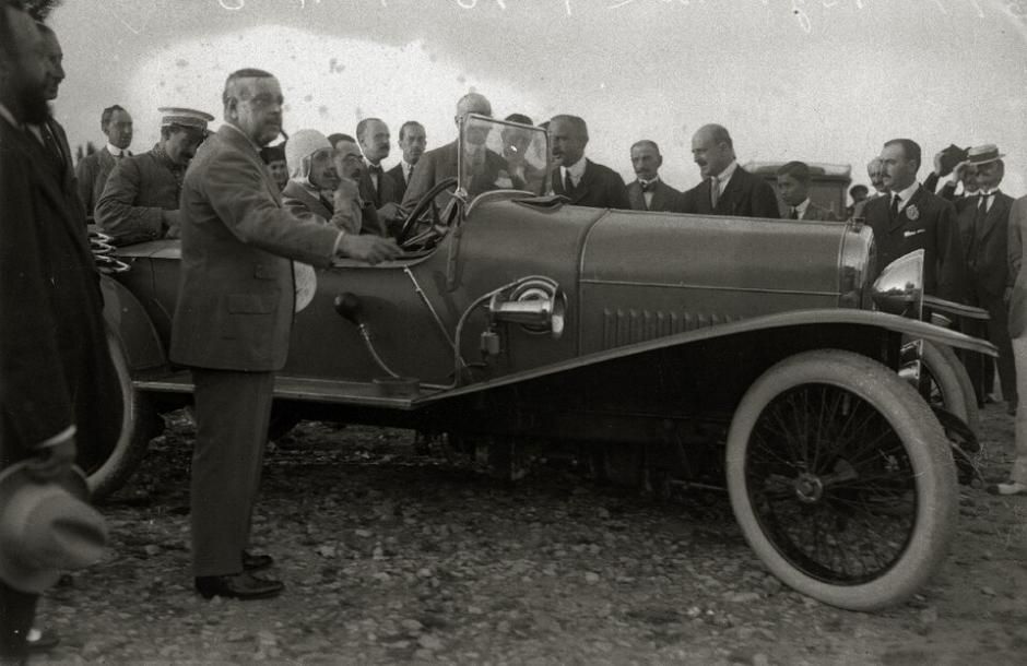 Alfonso XIII probando un automóvil en 1916