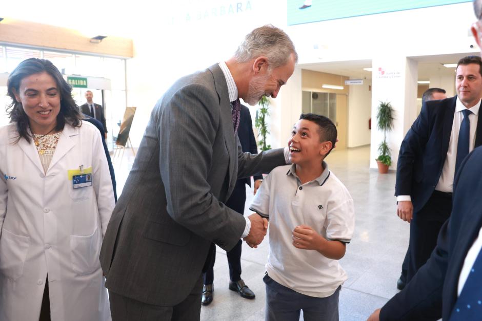 El Rey recibe el saludo de un niño durante su visita al hospital de Soria
