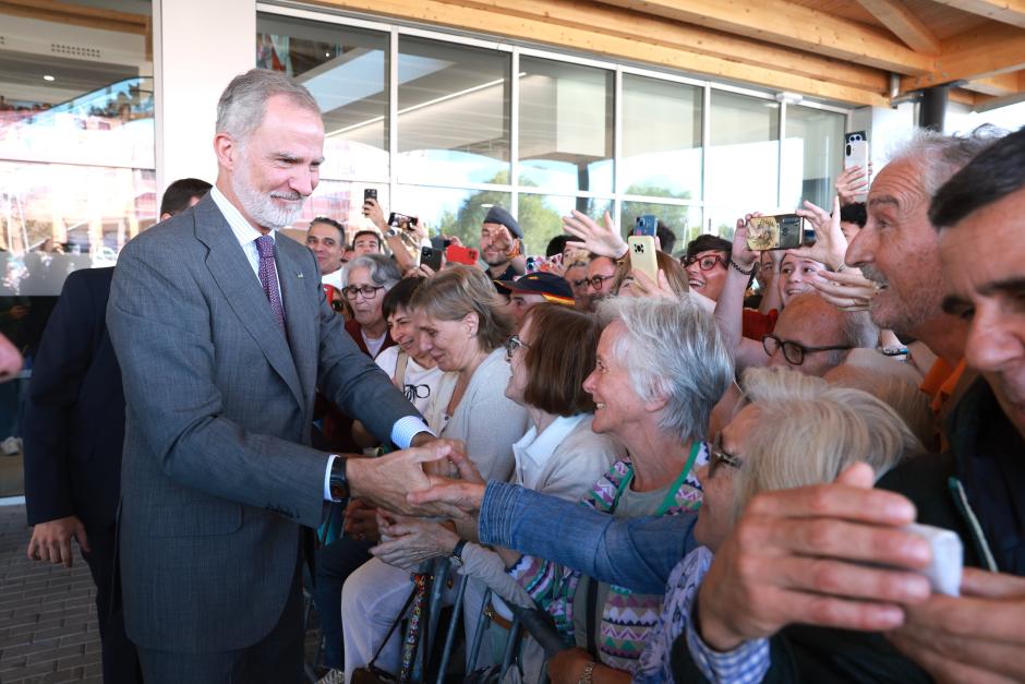 Numeroso pública aguardaba la llegada del Rey en las inmediaciones del hospital de Soria
