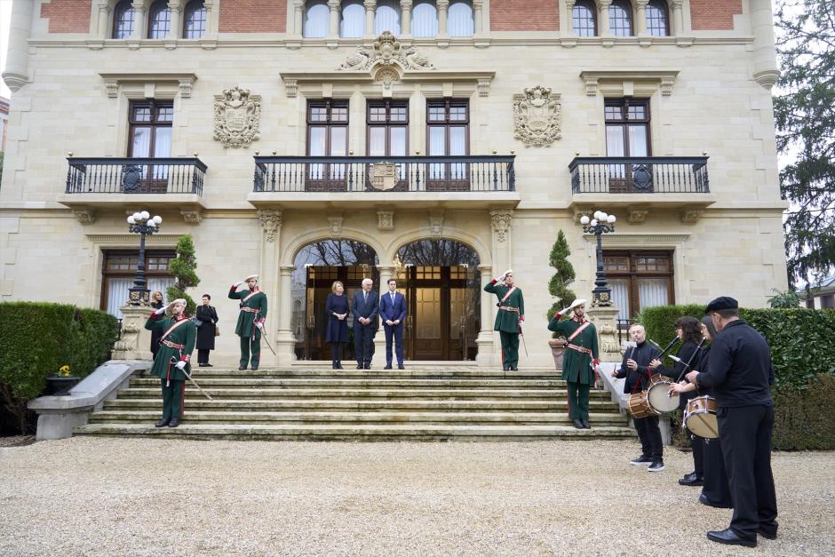El lehendakari, Imanol Pradales (d), recibe al presidente de la República Federal de Alemania, Frank-Walter Steinmeier (c), y a la primera dama de Alemania, Elke Büdenbender (i),  en el palacio de Ajuria Enea, a 28 de noviembre de 2025, en Vitoria