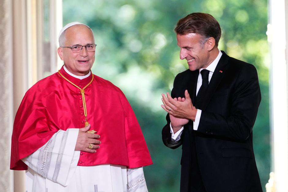 El presidente francés, Emmanuel Macron (a la derecha), y el papa León XIV (a la izquierda) comparten una risa al término de su declaración conjunta tras su reunión en el Palacio Presidencial del Elíseo, en París, el 25 de septiembre de 2026, al inicio de la visita de cuatro días del papa a Francia.