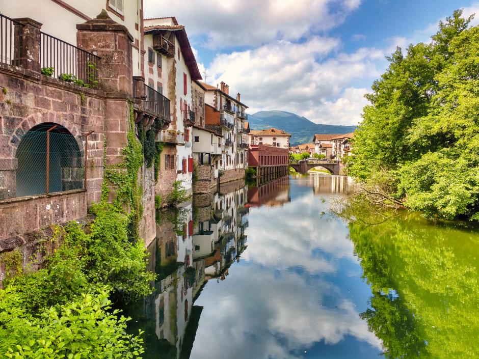 Río Baztan y pueblo de Elizondo