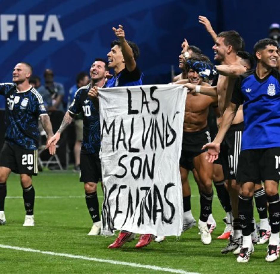 Los jugadores de la selección Argentina posan con una pancarta de apoyo a las Malvinas