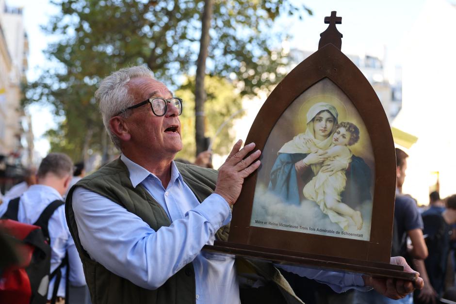 Un fiel sostiene un icono de la Virgen María mientras espera al Papa en la iglesia de Notre Dame