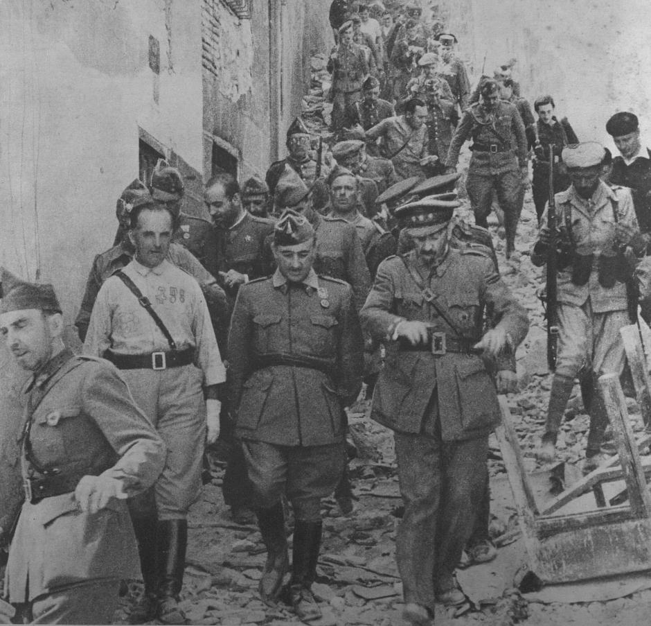 El General José Enrique Varela, el General Francisco Franco y el Coronel José Moscardó, en la Cuesta de Capuchinos, en las inmediaciones del Alcázar de Toledo